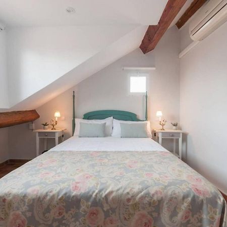 Cozy One-Bedroom Penthhouse La Latina Madrid Eksteriør bilde